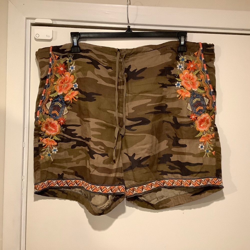JOHNNY WAS Los Angeles XXL linen embroidered camouflage shorts